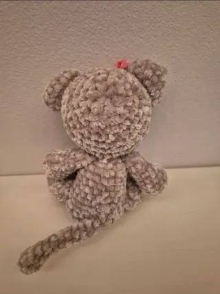 Gattina peluche fatta all'uncinetto in ciniglia