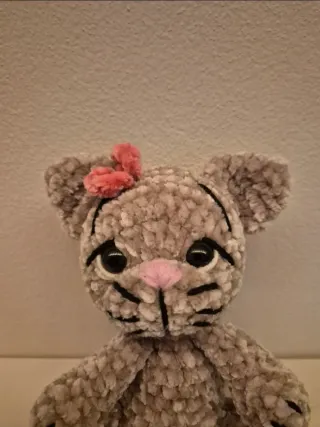 Gattina peluche fatta all'uncinetto in ciniglia