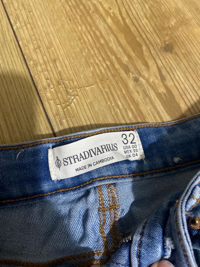 Pantalón vaquero campana Stradivarius