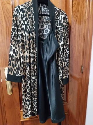 Conjunto Bata y Camisón Seda Animal Print negro