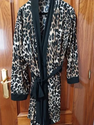 Conjunto Bata y Camisón Seda Animal Print negro