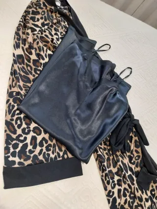 Conjunto Bata y Camisón Seda Animal Print negro
