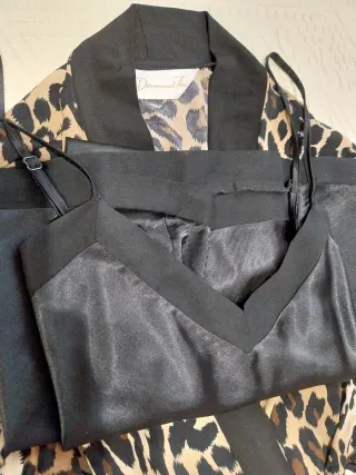 Conjunto Bata y Camisón Seda Animal Print negro