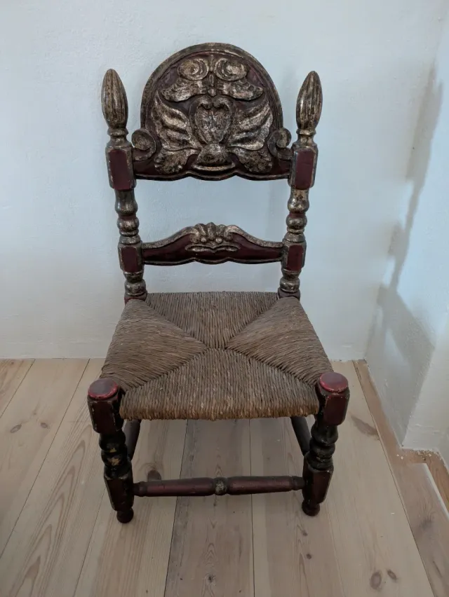 Silla antigua policromada.