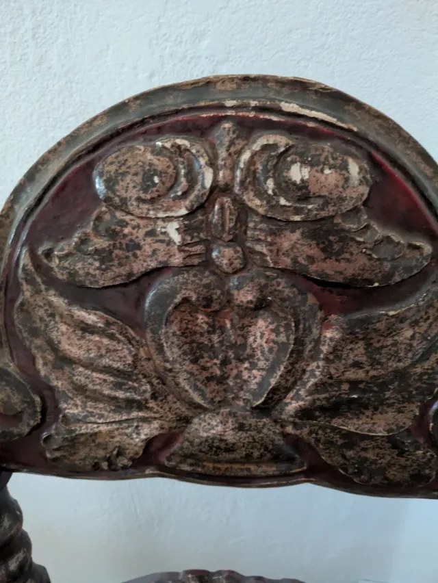 Silla antigua policromada.