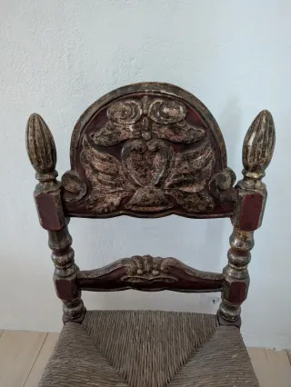 Silla antigua policromada.