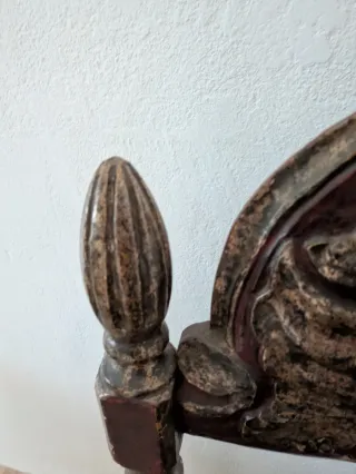 Silla antigua policromada.