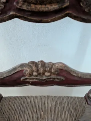 Silla antigua policromada.