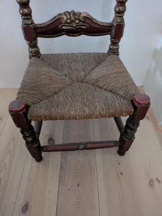 Silla antigua policromada.