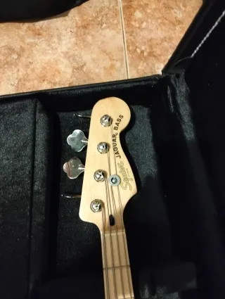 Baixo Squier Jaguar Bass Preto