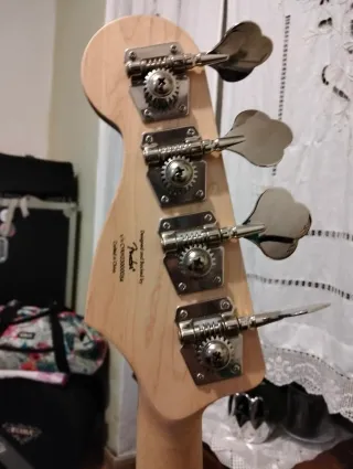 Baixo Squier Jaguar Bass Preto