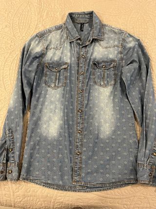 Camisa vaquera azul con lunares