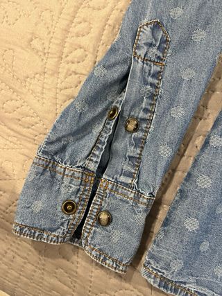 Camisa vaquera azul con lunares