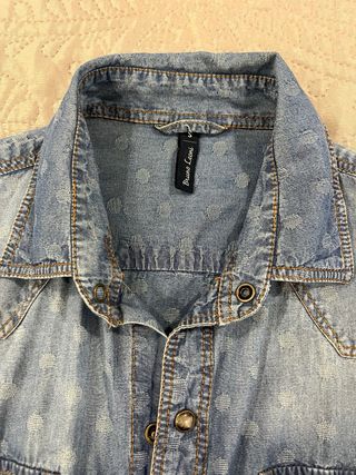 Camisa vaquera azul con lunares