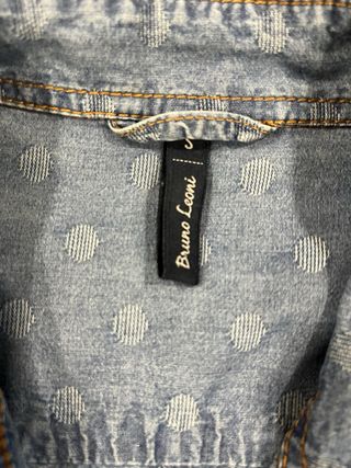 Camisa vaquera azul con lunares