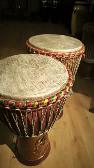 Djembes grandes, tambores africanos Senegal