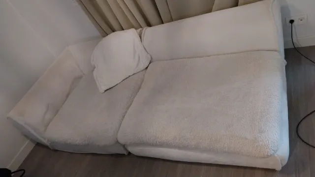 Sofá beige y blanco de tela y borreguito