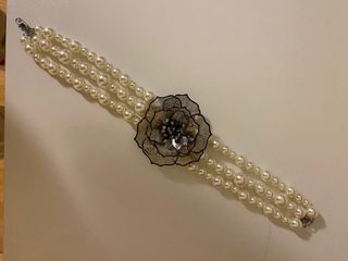 Collar Zara de perlas y flor plateada