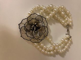 Collar Zara de perlas y flor plateada