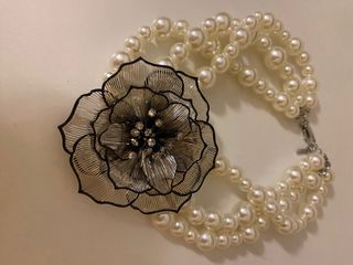 Collar Zara de perlas y flor plateada