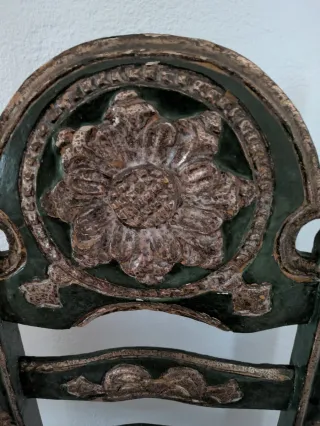 Silla antigua policromada.