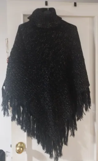 Poncho lana negro con hilos dorados cuello vuelto