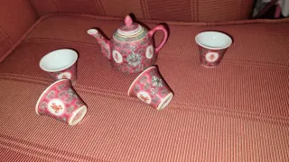 Tetera y 4 tazas de loza rosa