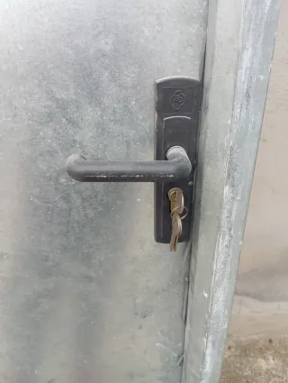 Puerta metálica trastero con rejillas 2 metros/80