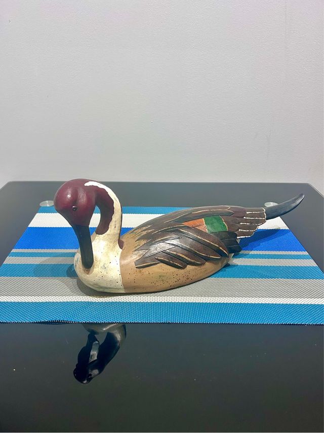 Pato decorativo de resina pintada estilo madera