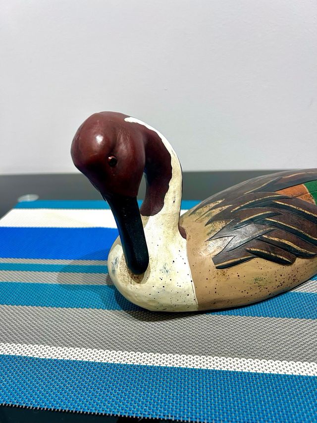 Pato decorativo de resina pintada estilo madera
