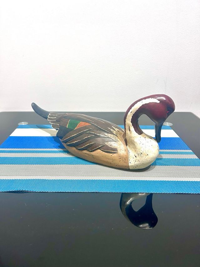 Pato decorativo de resina pintada estilo madera