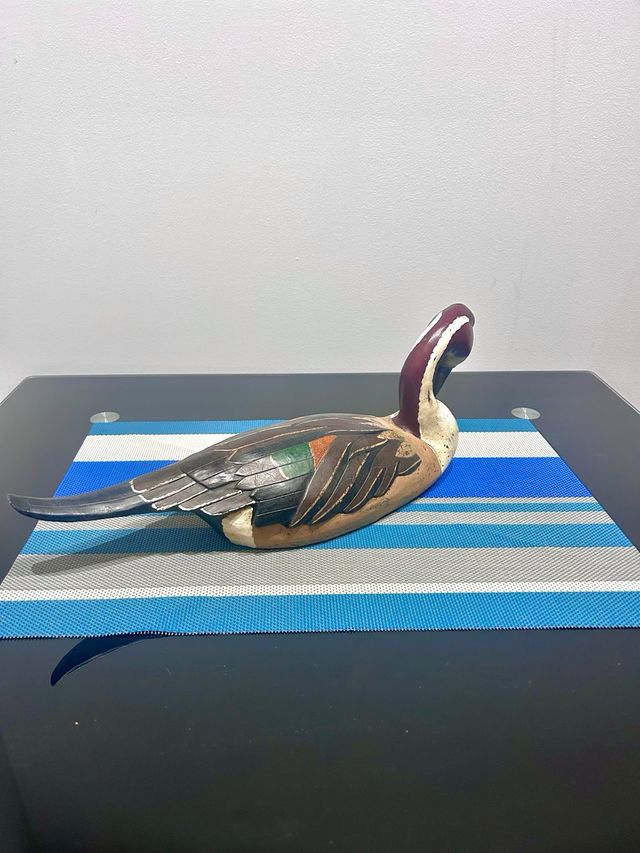 Pato decorativo de resina pintada estilo madera