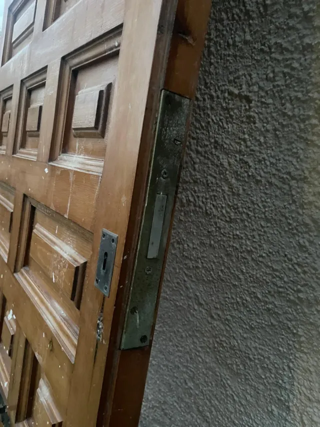 Puerta de entrada de madera maciza