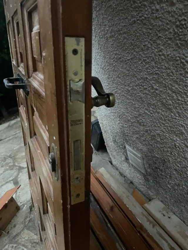 Puerta de entrada de madera maciza