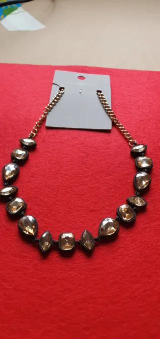 Collar dorado con piedras marrones