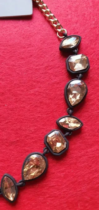 Collar dorado con piedras marrones