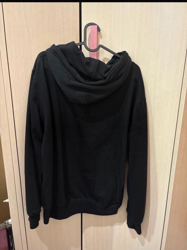 Sudadera con capucha negra