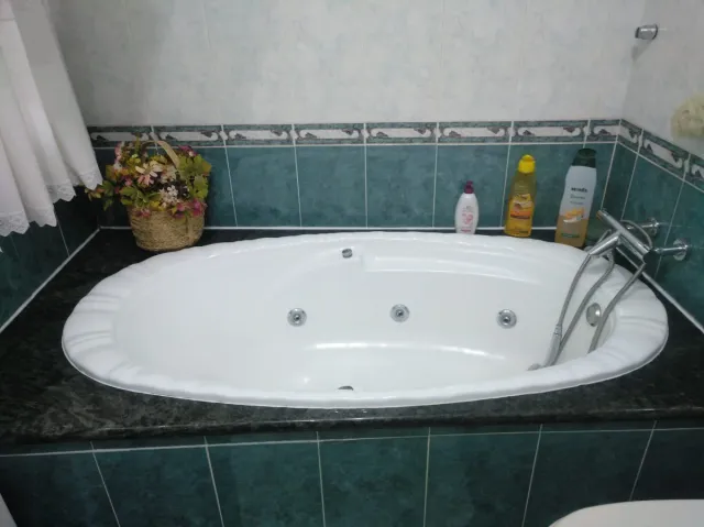 Bañera hidromasaje y losa de mármol