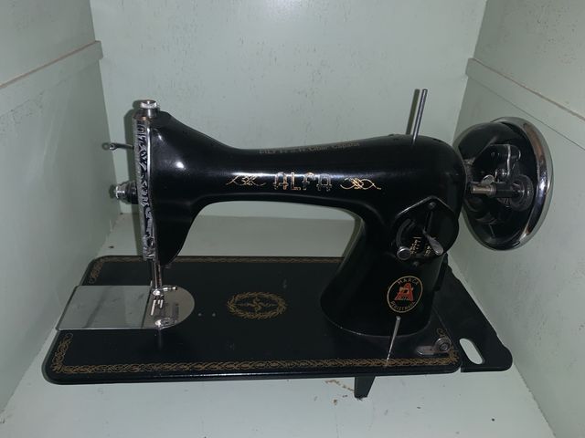 Vecchia macchina da cucire Alfa