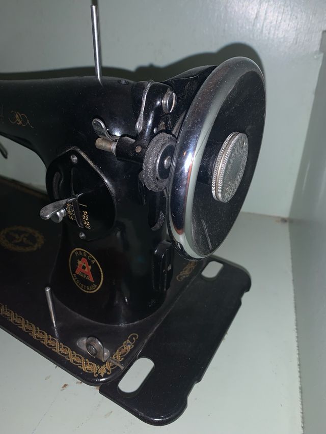 Vecchia macchina da cucire Alfa