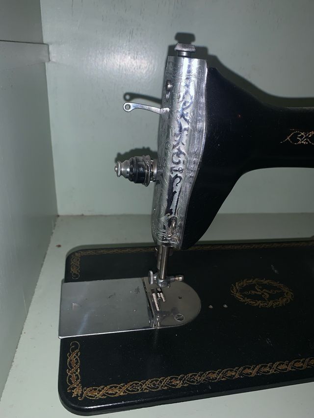 Vecchia macchina da cucire Alfa