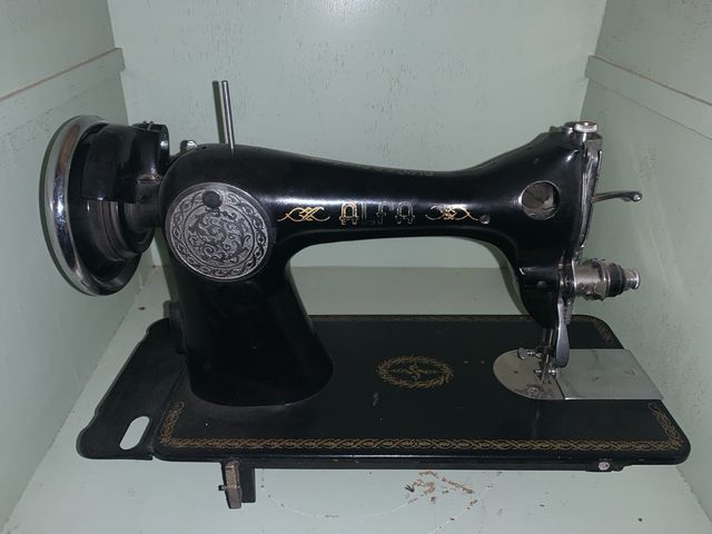 Vecchia macchina da cucire Alfa