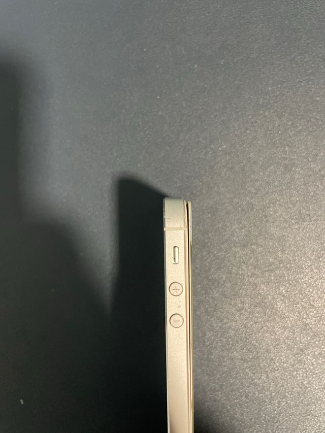 Móvil Apple Blanco y Dorado