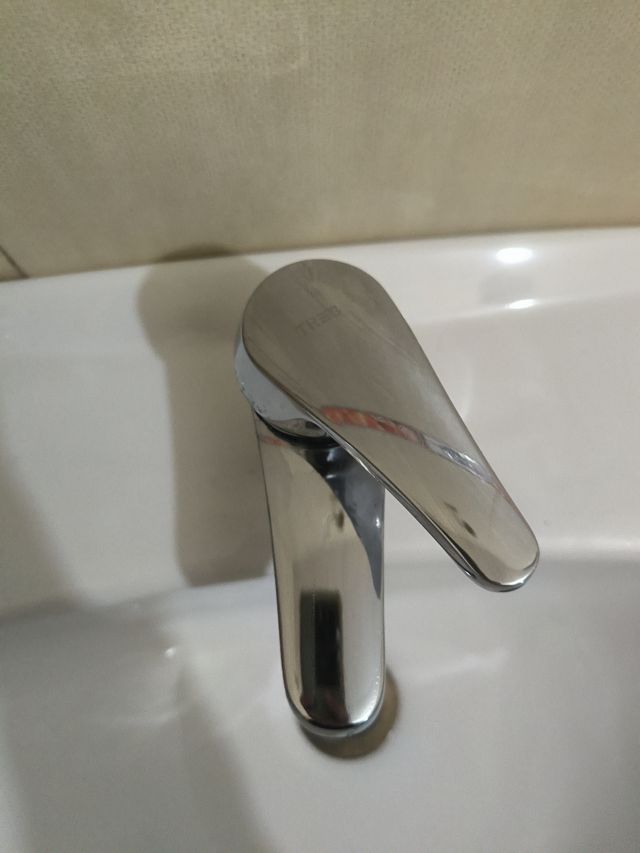 Lavabo Roca con grifo Tres