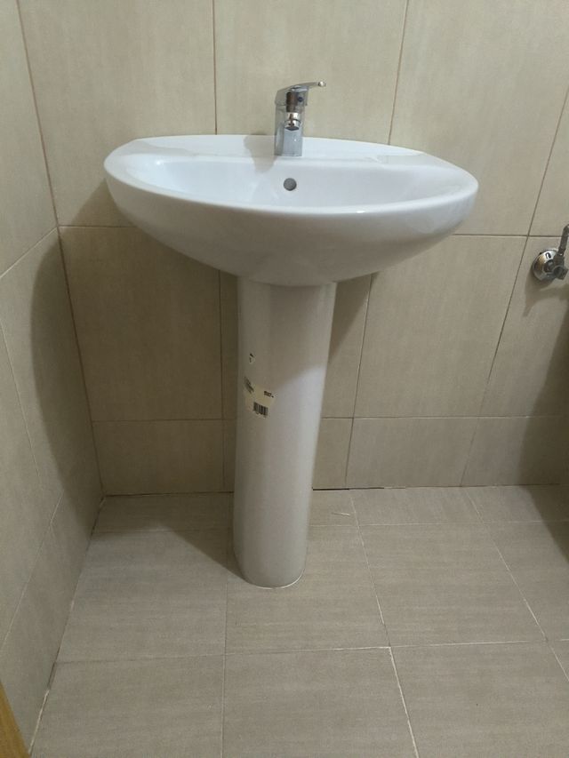 Lavabo Roca con grifo Tres
