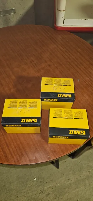 2 Cajas de clavos Dewalt DCN890 25mm 1 caja 30mm