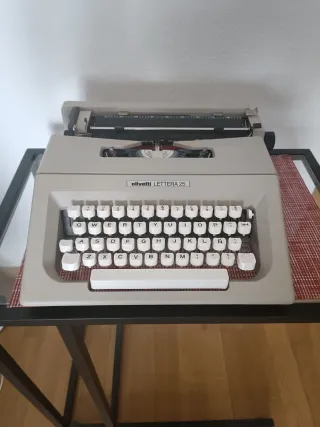 Máquina de escribir Olivetti Lettera 25