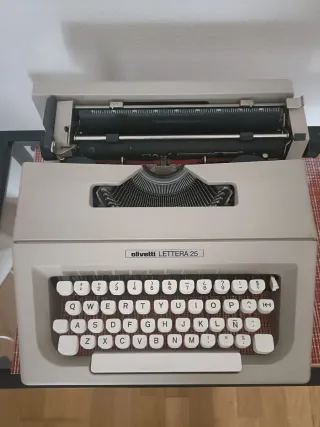 Máquina de escribir Olivetti Lettera 25