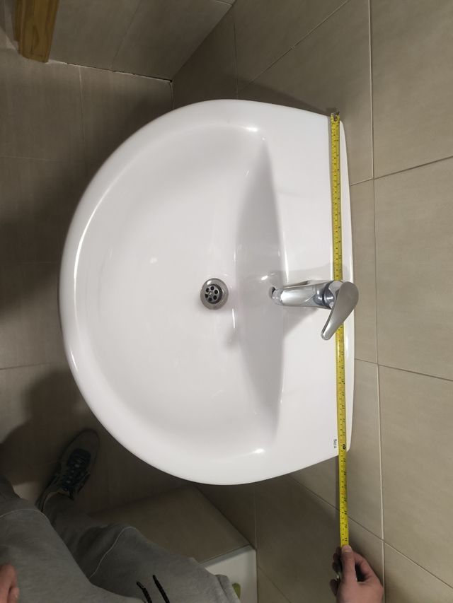 Lavabo Roca con grifo Tres 2