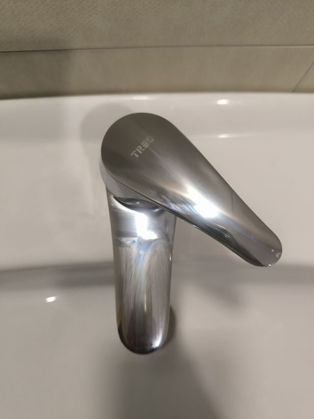 Lavabo Roca con grifo Tres 2